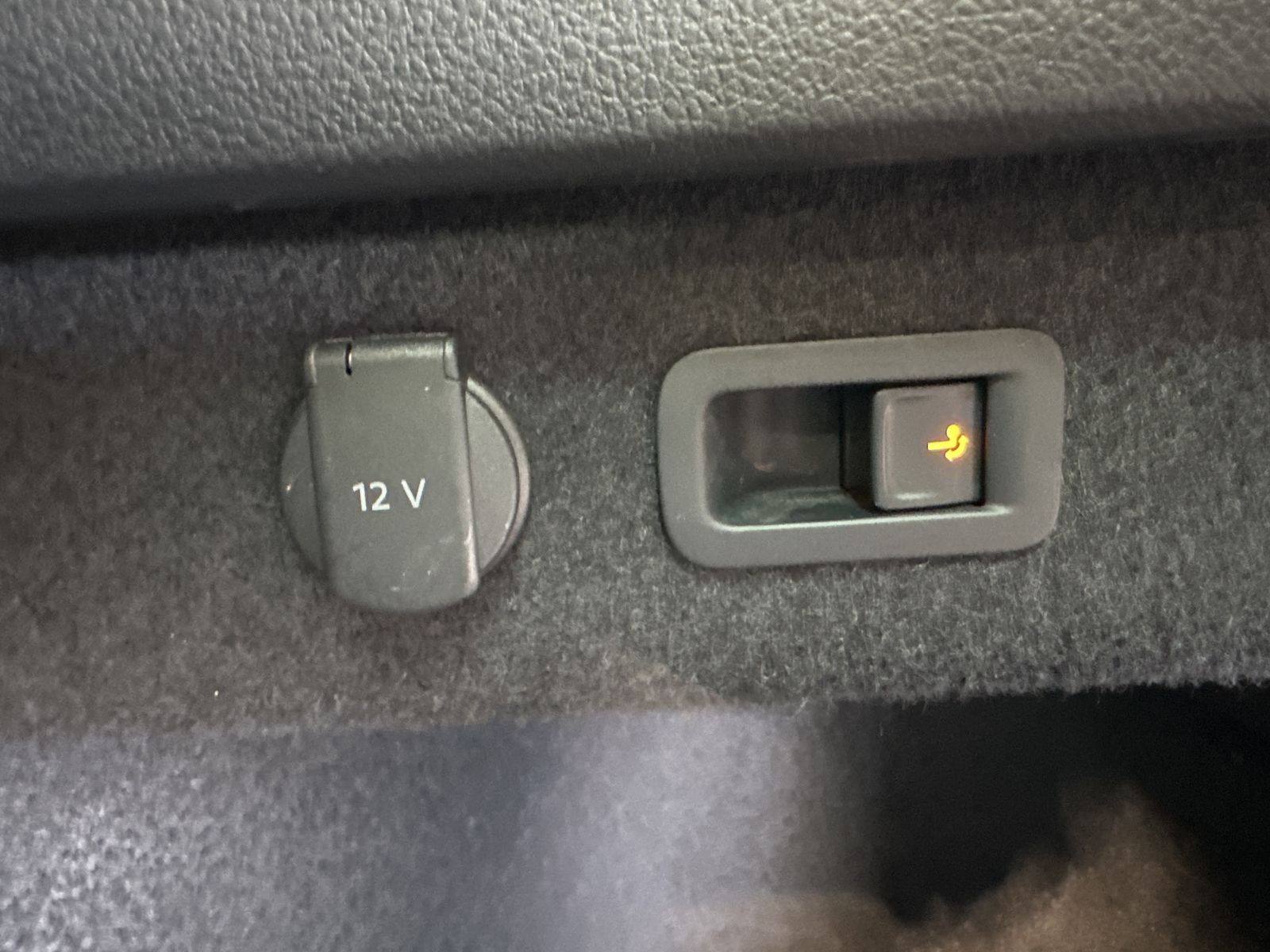 Fahrzeugabbildung Volkswagen Passat Variant HL NAV+LED+AHK+KAM+PANO+19ZO+AID