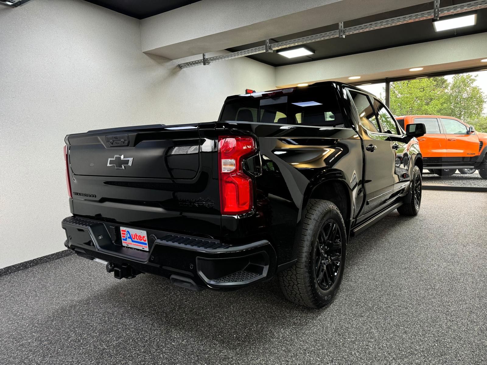 Fahrzeugabbildung Chevrolet 2026 SILVERADO MIDNIGHT DURAMAX DIESEL 4x4 HC