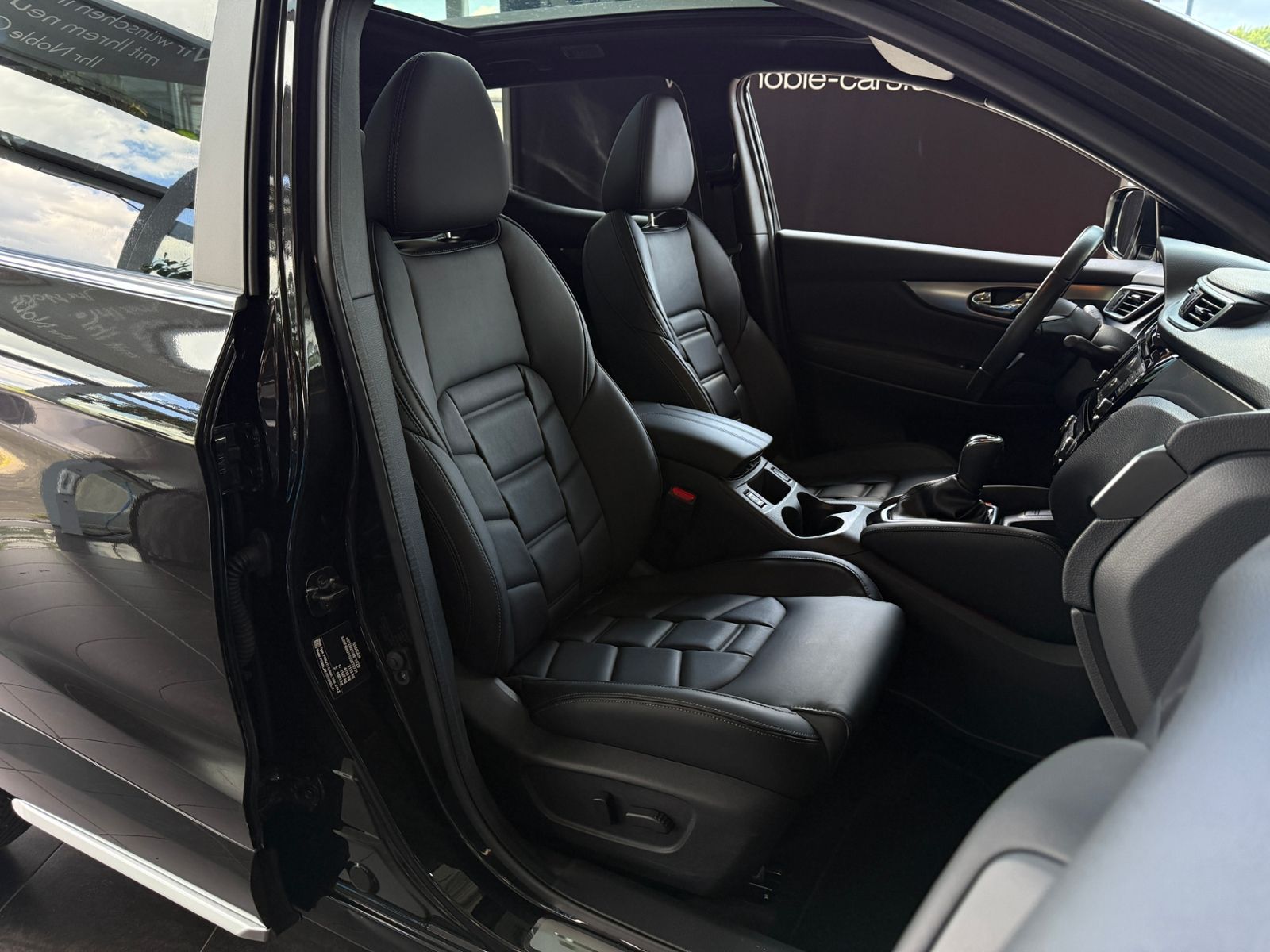 Fahrzeugabbildung Nissan Qashqai Tekna+ 4x4 PANO RFK ACC NAVI
