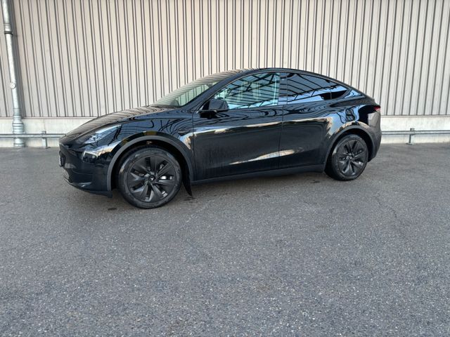 Tesla Model Y  RWD  solid black Steuer ausweisbar