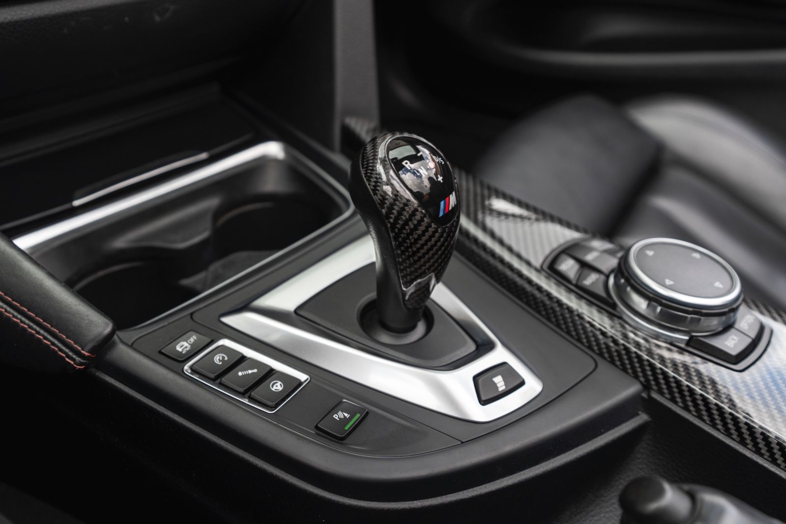 Fahrzeugabbildung BMW M4 Kabrio HUD LED KAM TOTW H&K DKG PDC CARBON