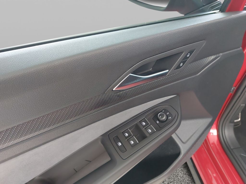 Fahrzeugabbildung Volkswagen Golf 1.5 TSI R-Line