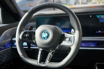 Fahrzeugabbildung BMW M760 e xDrive Two Tone Black/Red* Televison