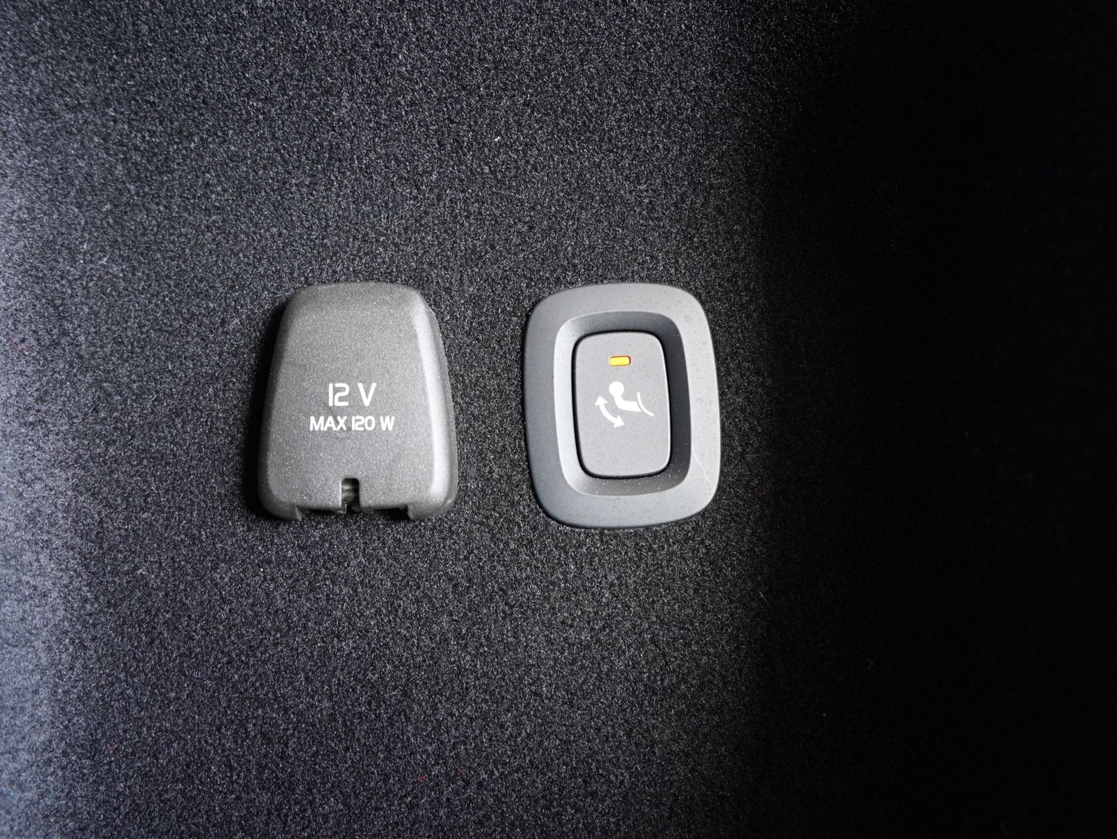 Fahrzeugabbildung Volvo V60 T6 AWD Recharge Plug-In R Design INTELLISAFE