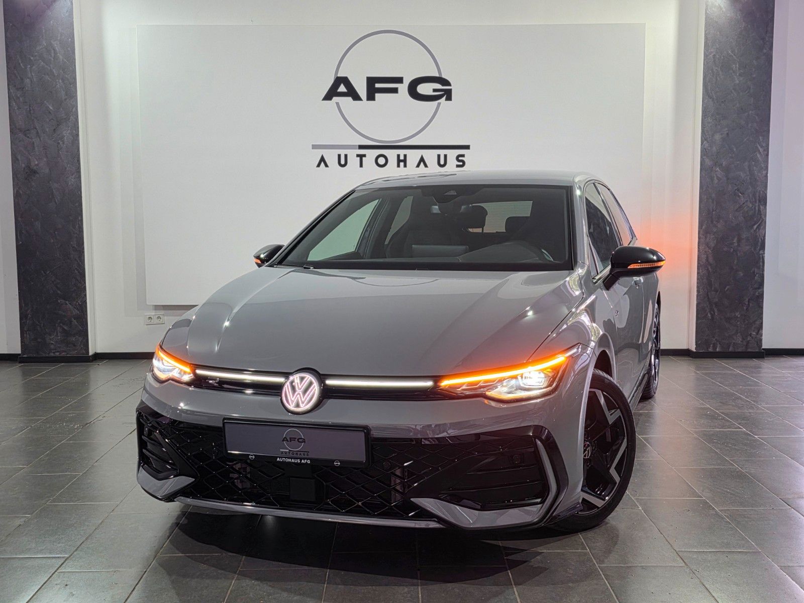 Volkswagen Golf VIII Lim. 1.5 eTSI R-Line*CARPLAY*KAMERA