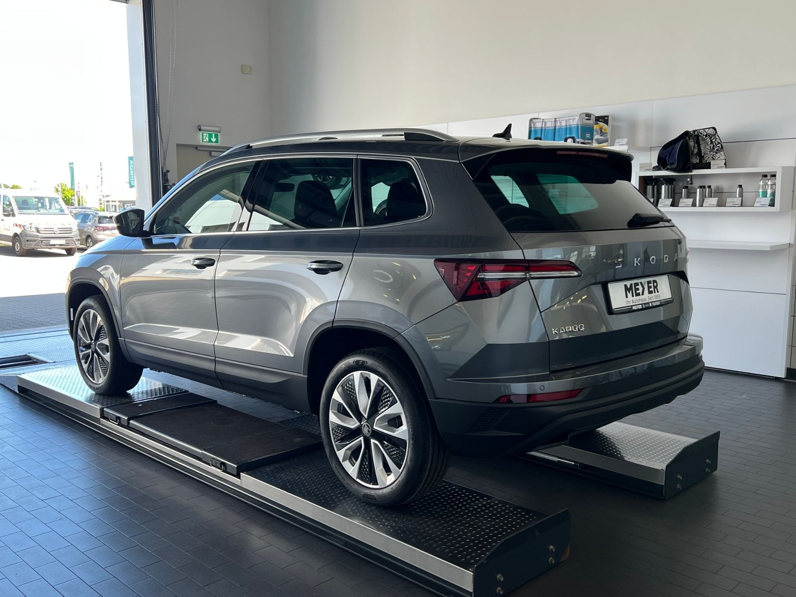 Fahrzeugabbildung SKODA Karoq Selection 1.5 TSI DSG *AHK, LED, 18"-LM*