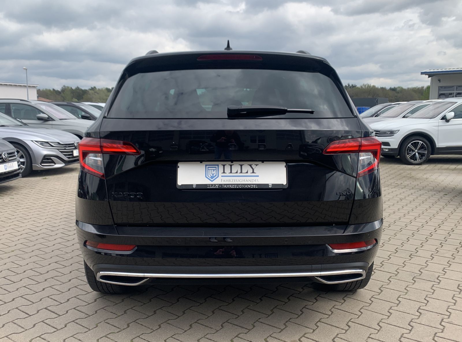 Fahrzeugabbildung SKODA Karoq 2.0 TDI*Sportline*4x4*AHK*Pano*Cam*CANTON*