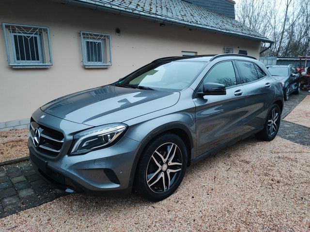 Mercedes-Benz GLA 200 PANORAMA/HARMAN/KARDON/KAMERA/NAVI/BI-XE