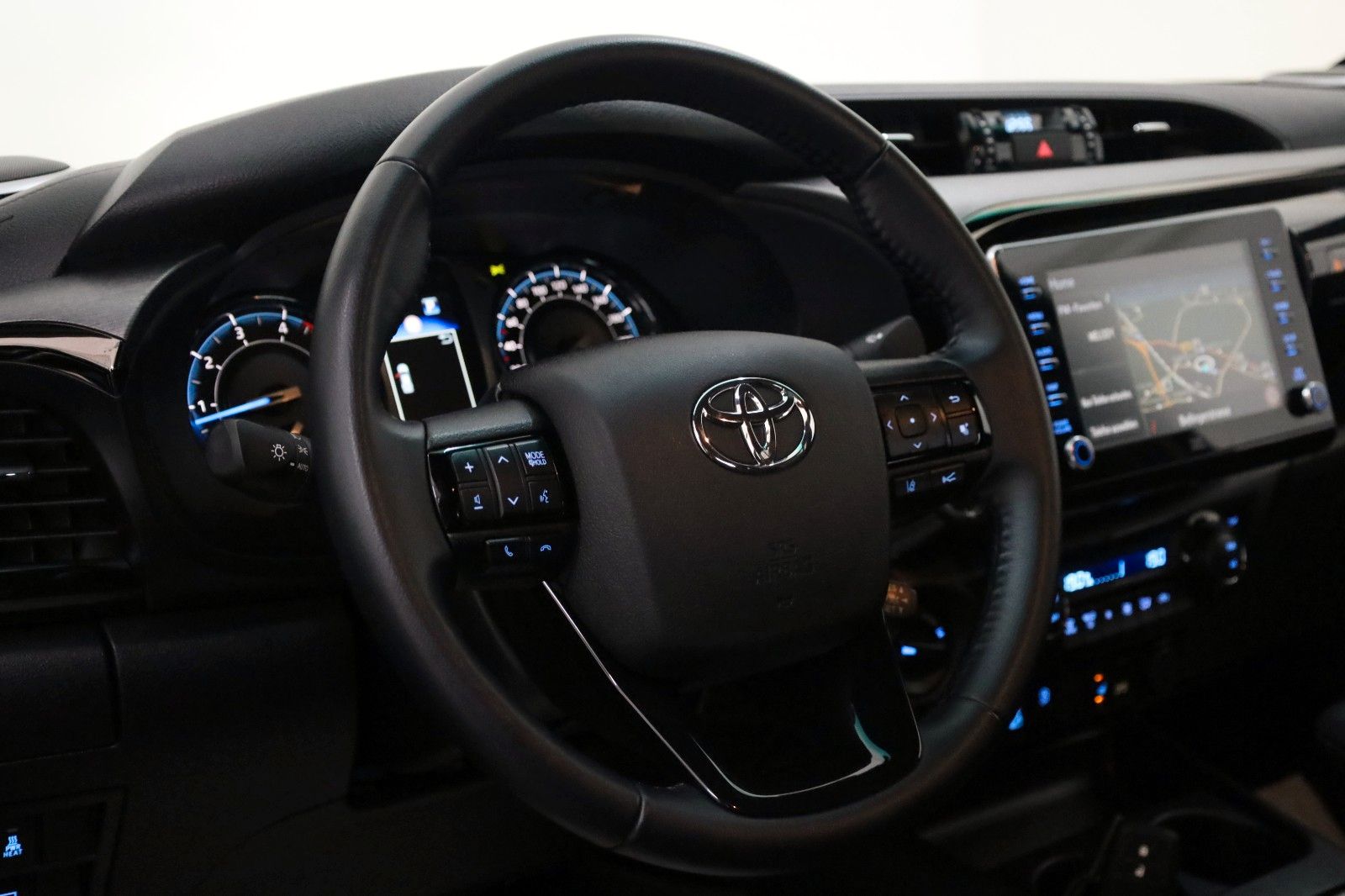 Fahrzeugabbildung Toyota Hilux 2.8 D-4D Invincible,Rollbügel,Rolo,ACC,AHK