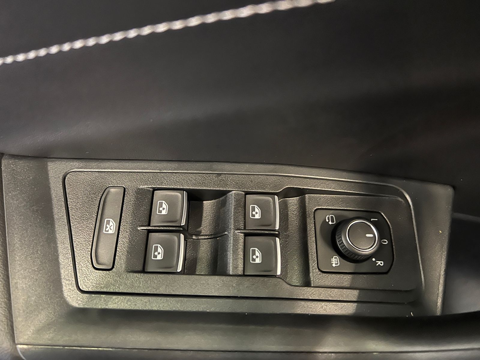 Fahrzeugabbildung Volkswagen T-Roc R-Line 1.5 TSI DSG *Black Style,AHK,Navi*