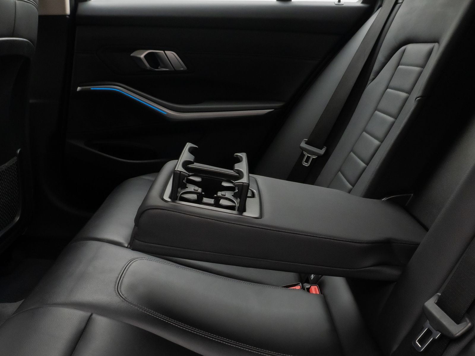 Fahrzeugabbildung BMW 330e Luxury Line 360°HiFi DAB Alarm Sport 19Zoll