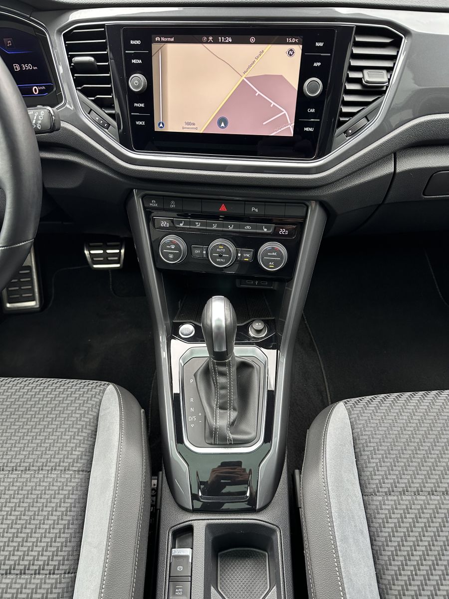 Fahrzeugabbildung Volkswagen T-Roc 1.5 TSI DSG R-Line NAV+LED+ACC+KAMERA+PANO