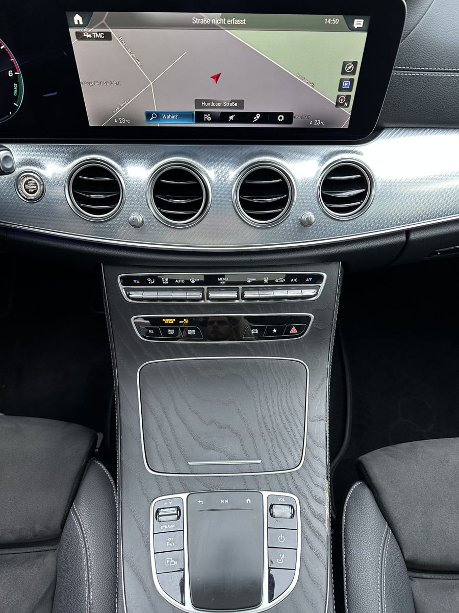 Fahrzeugabbildung Mercedes-Benz E 300de T AMG-Line NAV+LED+PANO+360°+DISTRONIC