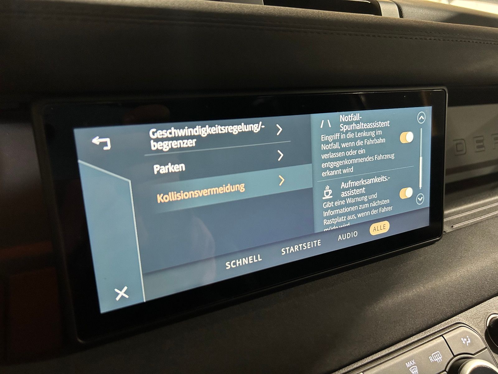 Fahrzeugabbildung Land Rover Defender 110 X-Dynamic S/HEAD-UP/PANO/360°/APPLE