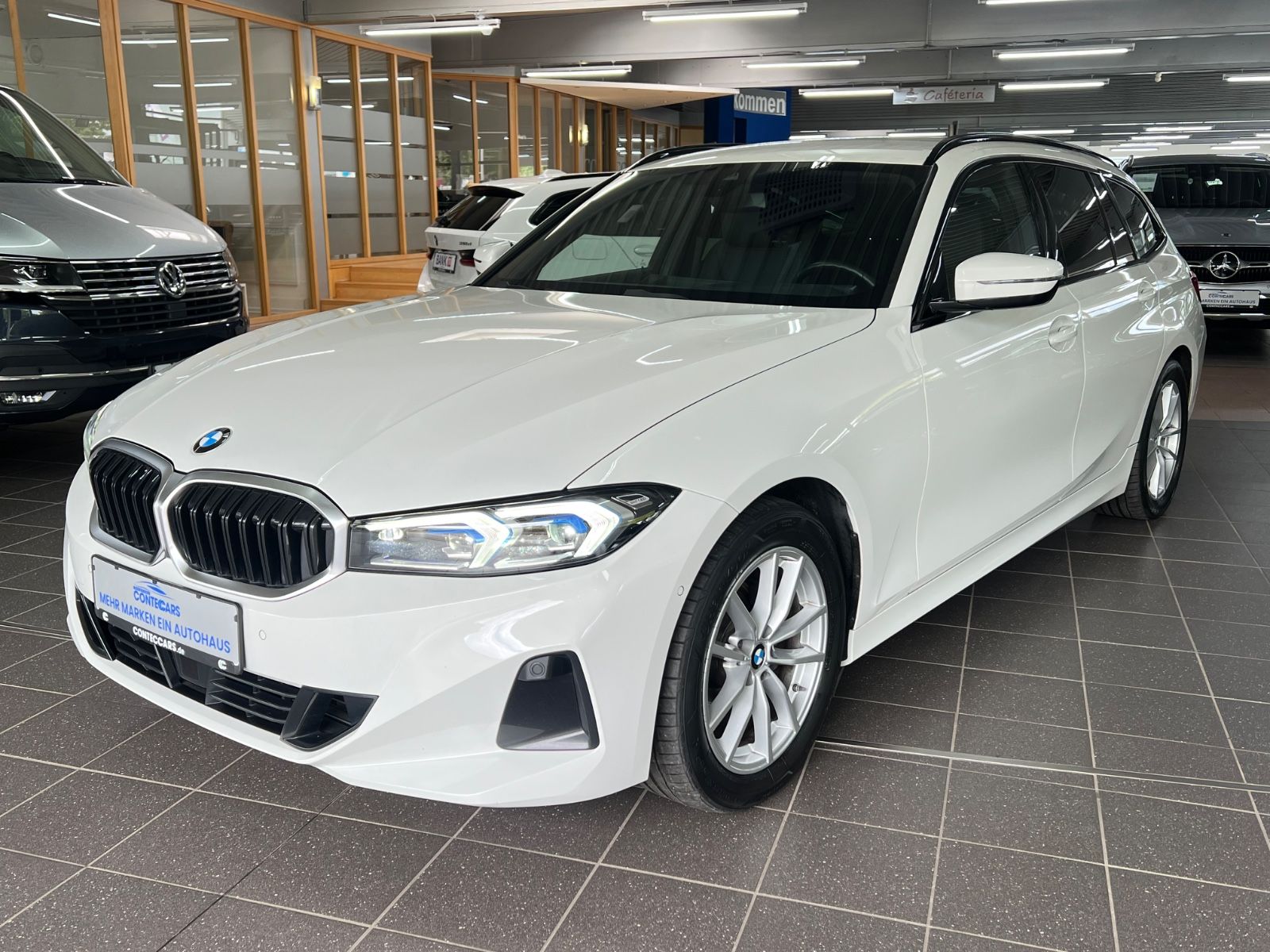 BMW 318d Touring Innovation Driving Assistant HuD imagem 2