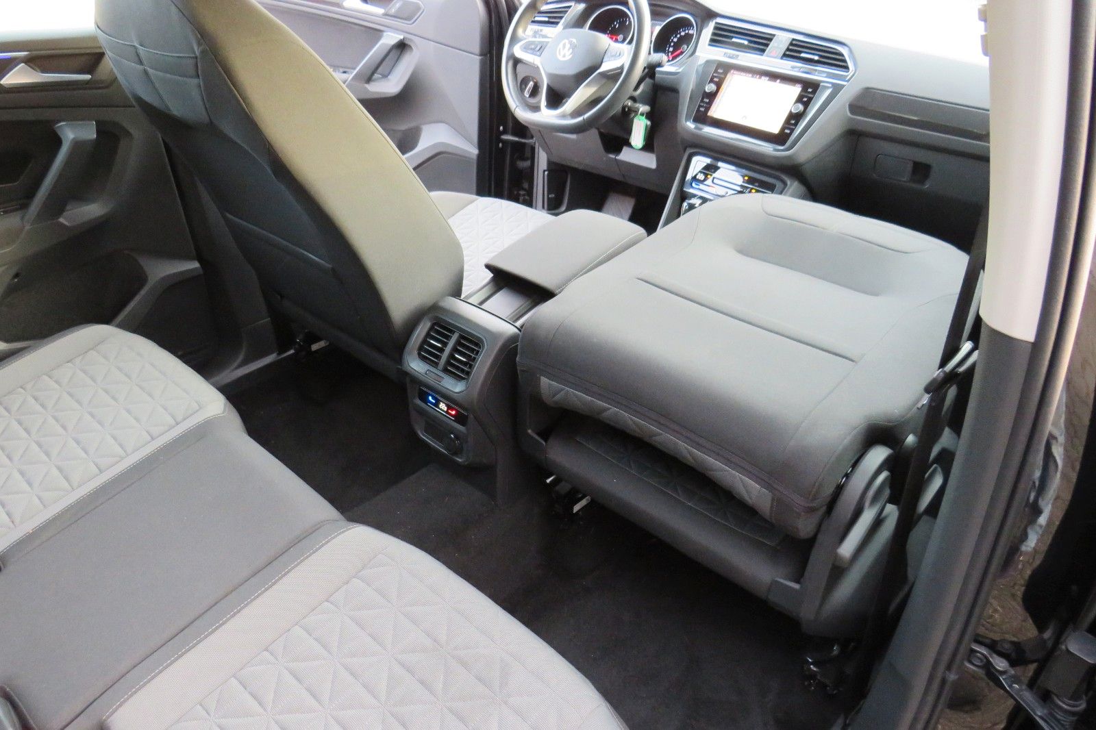 Fahrzeugabbildung Volkswagen Tiguan Life TDI DSG AHK NAVI KAMERA LED ACC GJ