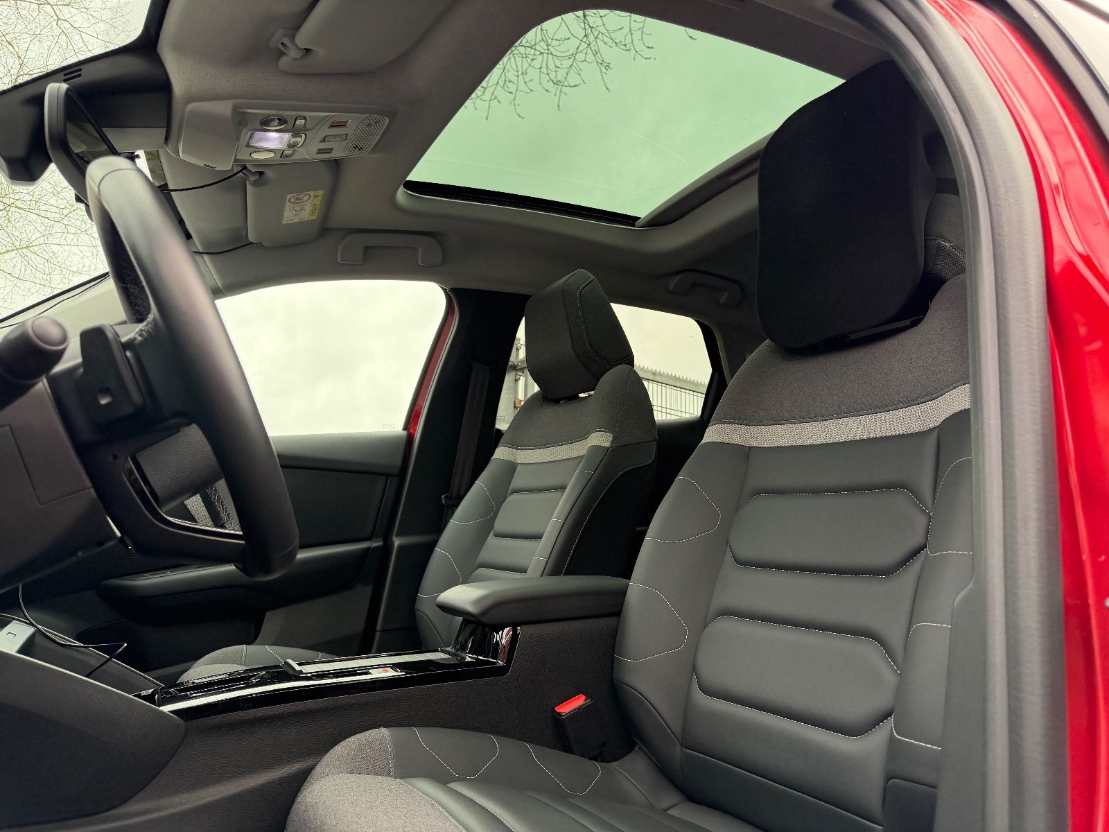 Fahrzeugabbildung Citroën C4 Lim. Max*PANO*HEADUP*KAMERA*TEILLEDER*PDC*ALU