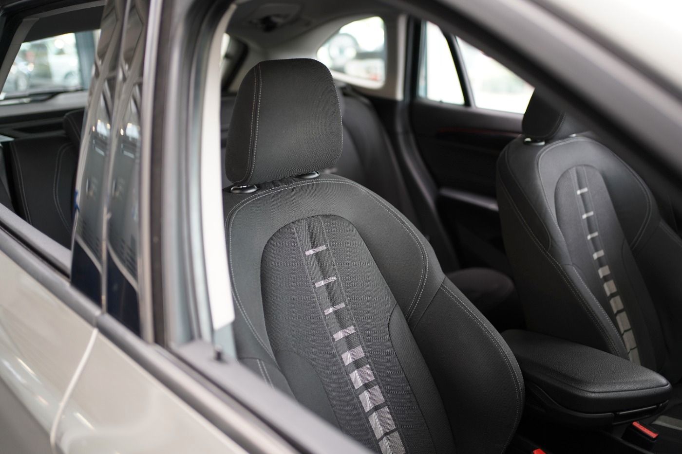 Fahrzeugabbildung BMW X1 18i Sport Line +AHK+Sportsitze+Parkassistent+