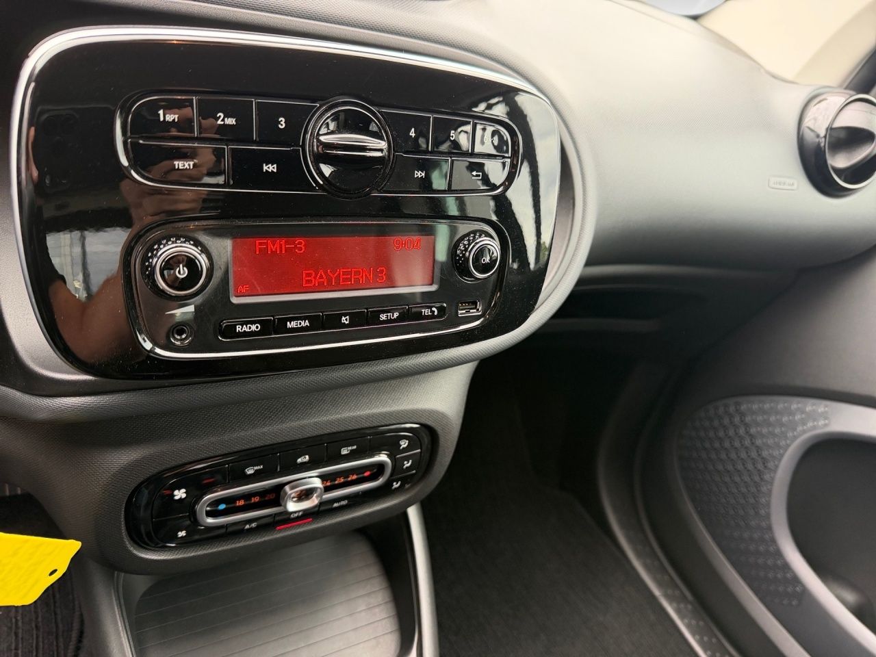 Fahrzeugabbildung Smart smart EQ fortwo 22KW+SITZHEIZ+KLIMAAUTO+DAB+USB