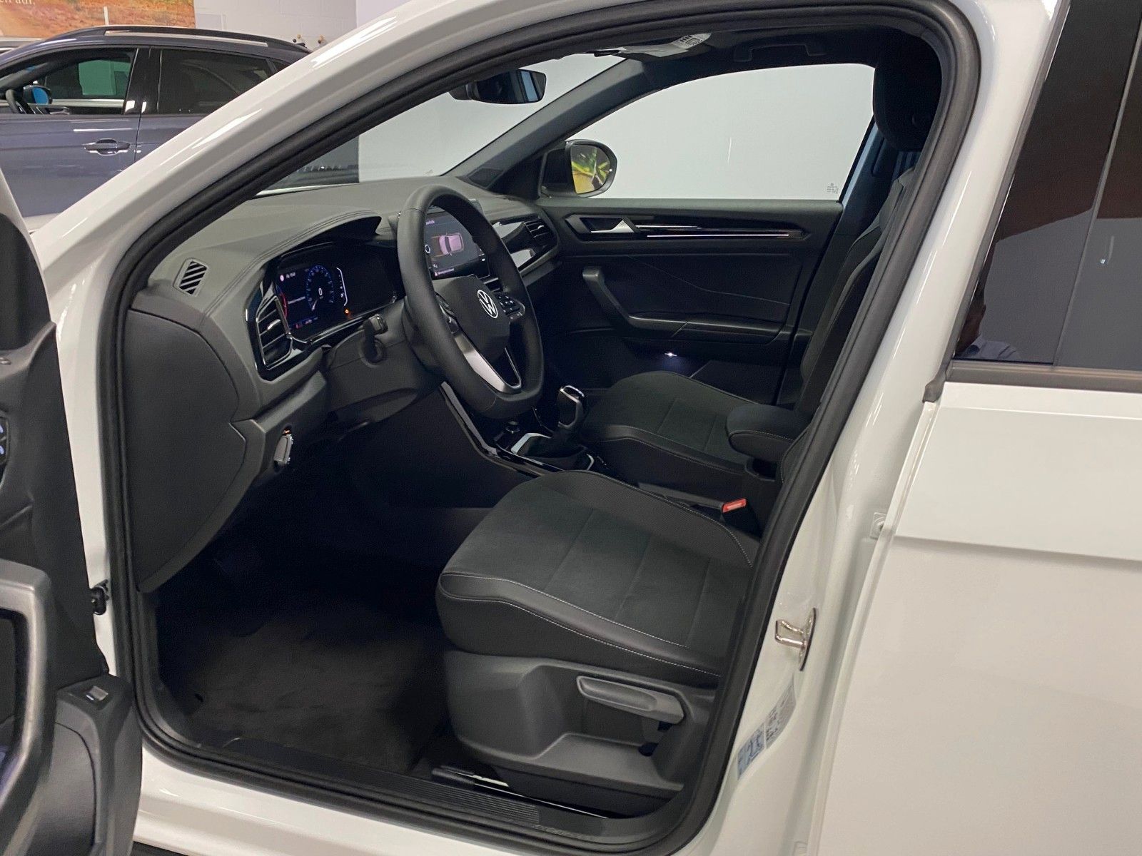 Fahrzeugabbildung Volkswagen T-Roc 1.5 TSI DSG+BLACKSTYLE+PANO+19"+ACC+MATRI+