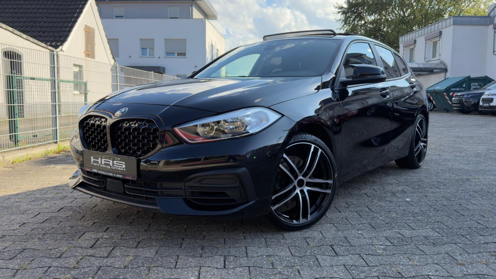 BMW 118i Limo Advantage / PANO-ALU-CarPlay /