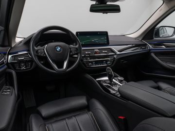 Fahrzeugabbildung BMW 530d LuxuryLine Pano Kamera Laser HUD DAB HiFi