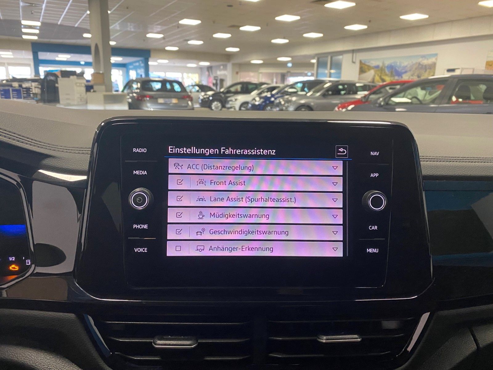 Fahrzeugabbildung Volkswagen T-Roc 1.5 TSI DSG R-Line+ACC+AHK+19"+KAMERA+LED+