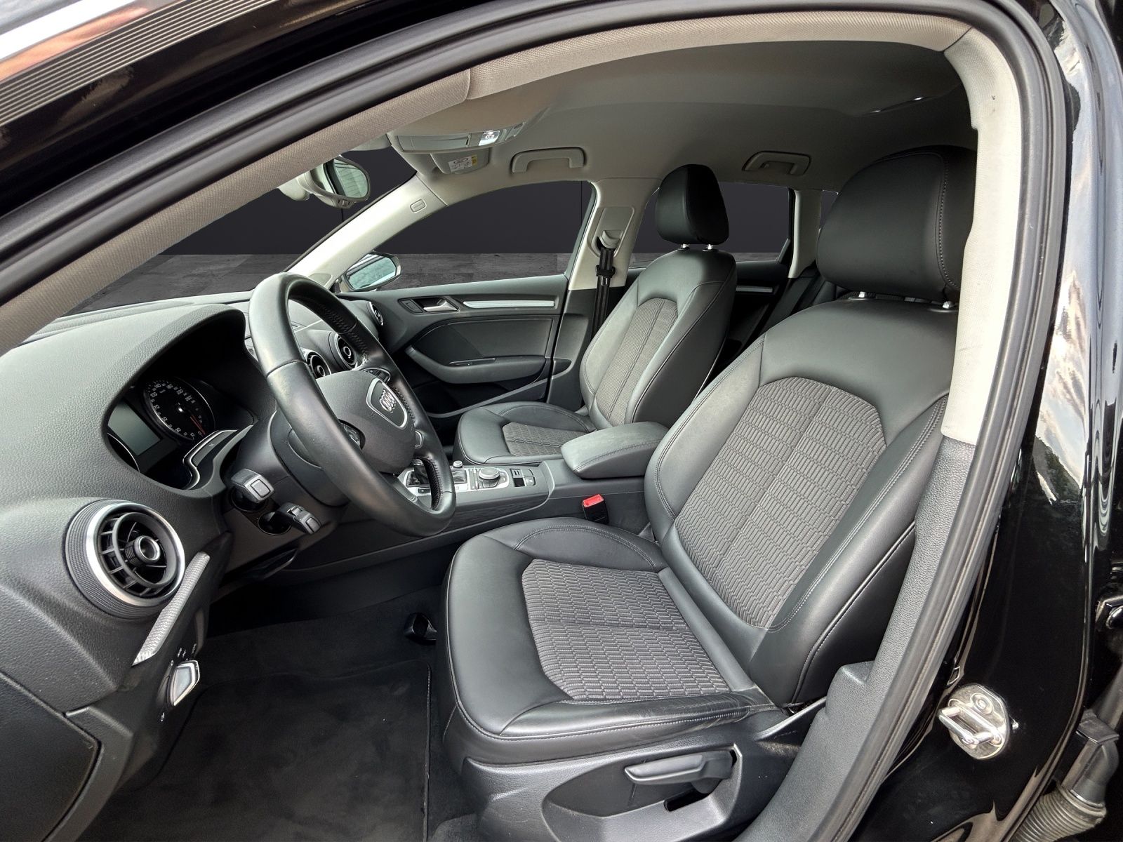 Fahrzeugabbildung Audi A3 Sportback TSI Ambiente S-tronic AHK Xenon Nav