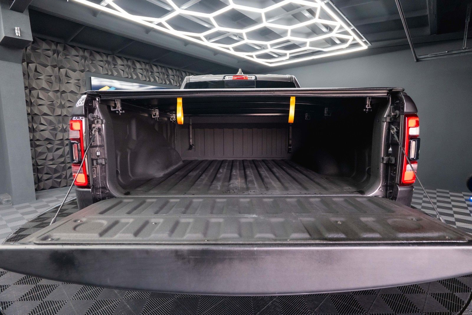 Fahrzeugabbildung Dodge RAM 5.7 V8 HEMI 4x4 OFFROAD Night-Paket *LED*19%