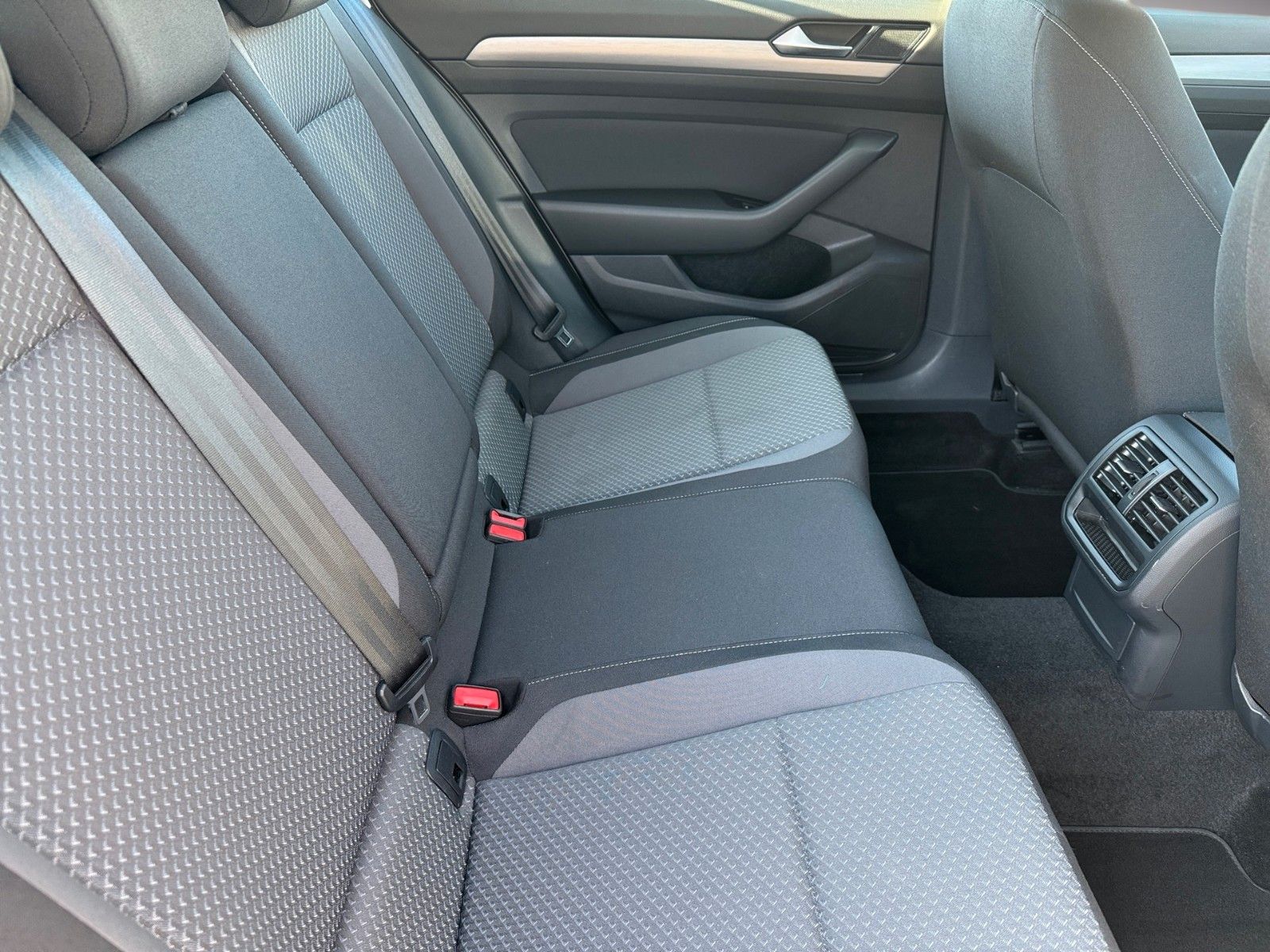 Fahrzeugabbildung Volkswagen Passat Variant Conceptline 1.5 TSI
