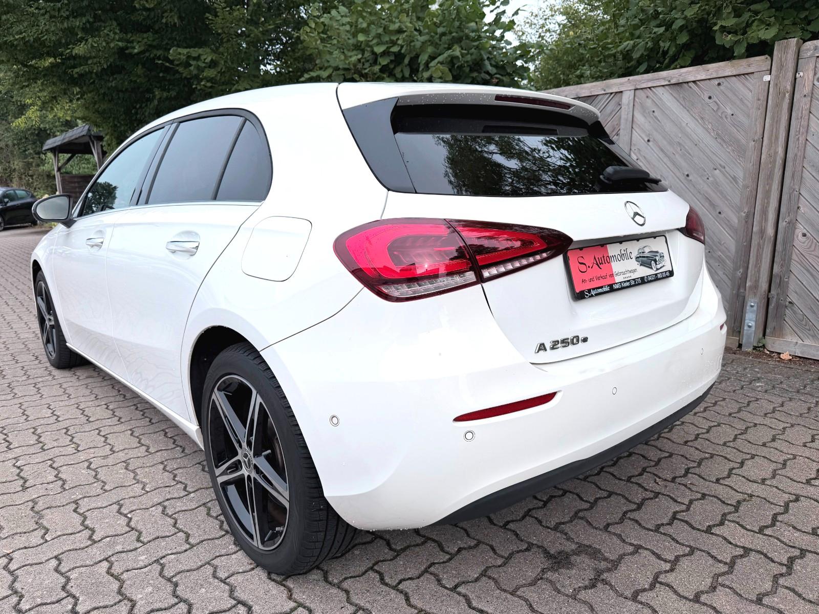 Mercedes-Benz A 250 e°Navigation°Parkass.°LED