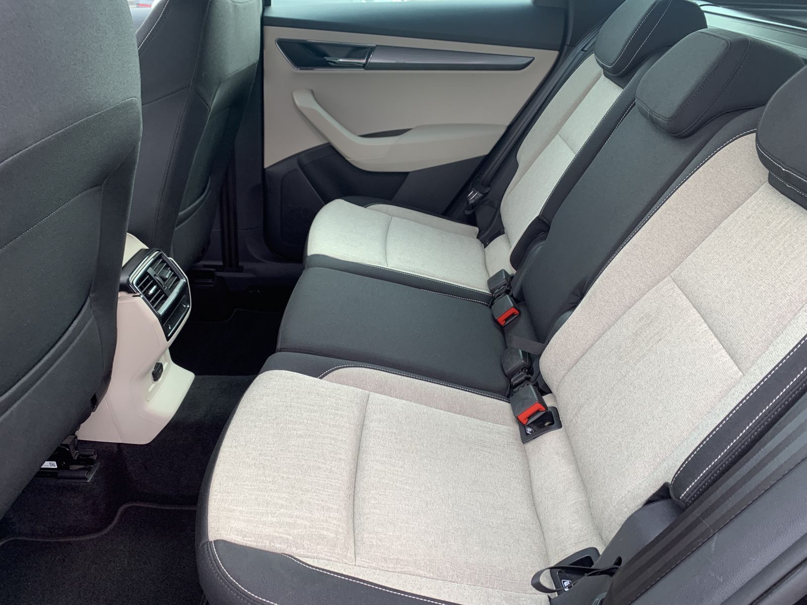 Fahrzeugabbildung SKODA Karoq 2.0 TDI*Style*LED*Navi*Pano*STHZ*CANTON*