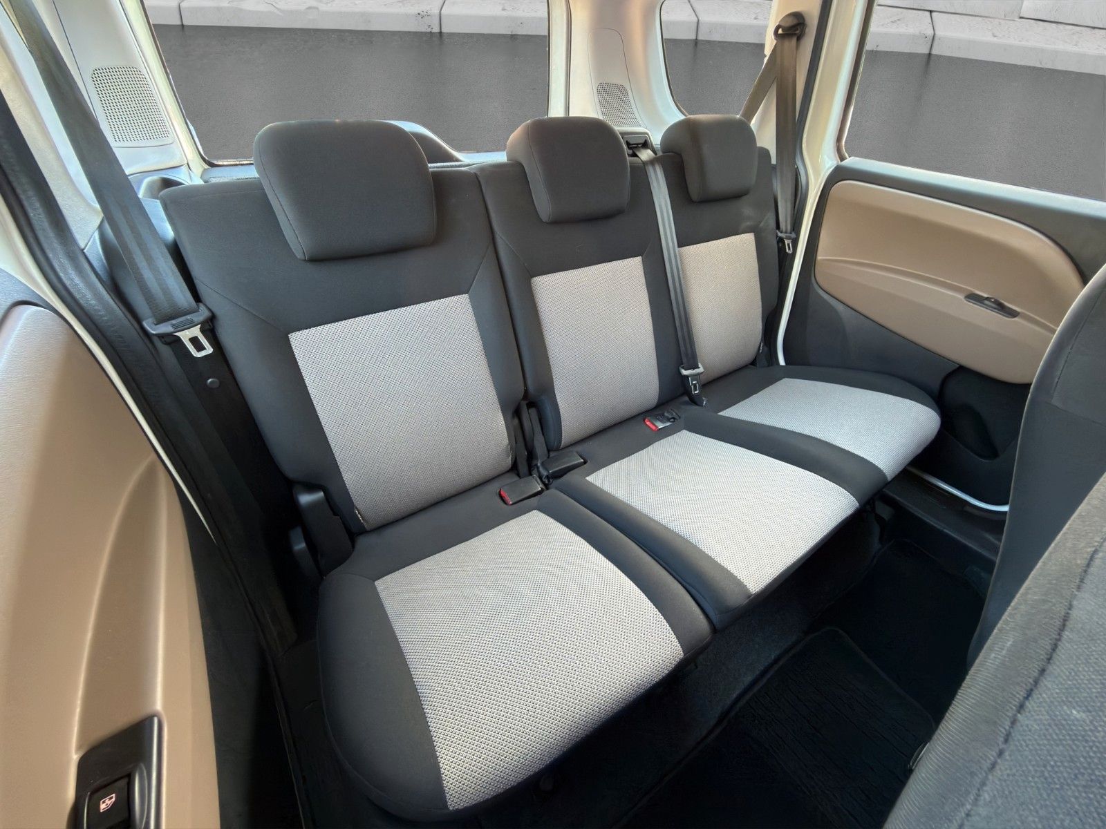 Fahrzeugabbildung Opel Combo Colorado*PDC*SHZ*2xSchiebetür*AHK*1. Hand*