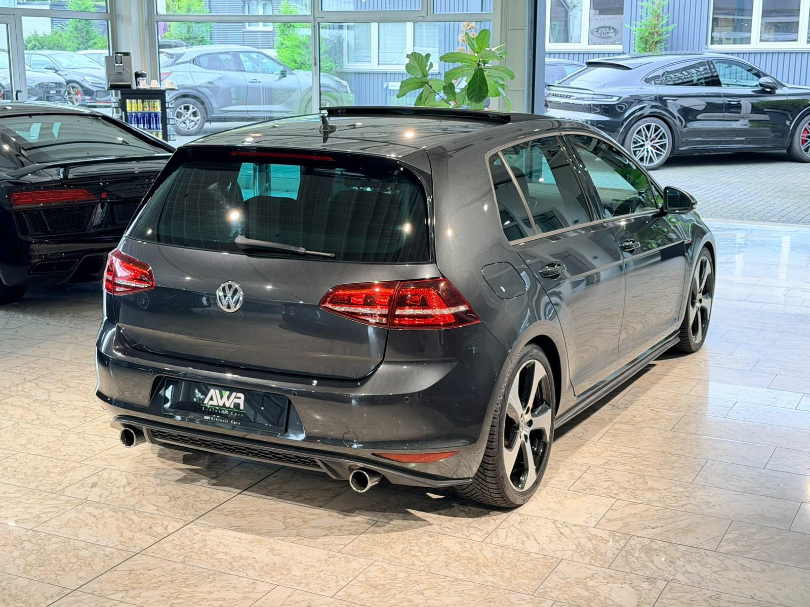 VOLKSWAGEN GOLF VII GTI PERFORMANCE 2.0 TSI 230ch BVA DSG Toit ouvrant pano Sièges chauffants sport Historique présent