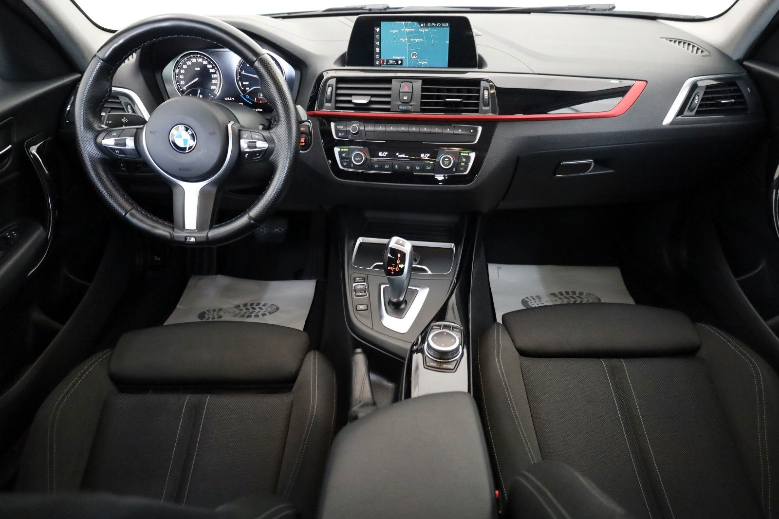 Fahrzeugabbildung BMW 118i Sport Line Lim. Navi,LED,SH,PDC,SR+WR
