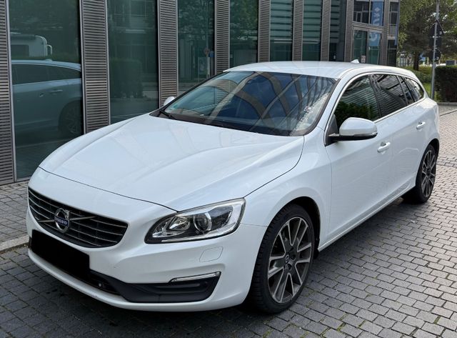 Volvo V60 Kombi Momentum*Navi*Teilleder*Bluetooth*