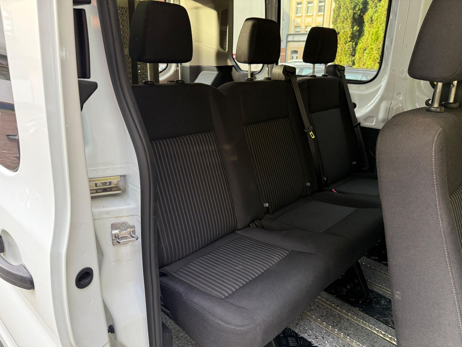 Fahrzeugabbildung Ford Transit 2.0TDCi 350 L3H3 9-Sitz+ROLLSTUHLRAMPE+
