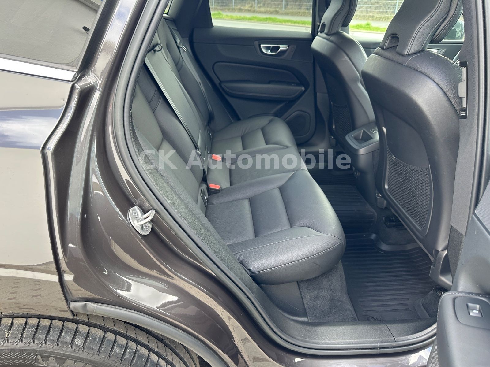 Fahrzeugabbildung Volvo XC60 B4 Plus Bright 2WD/Navi/Leder/Kam/LED/AHK