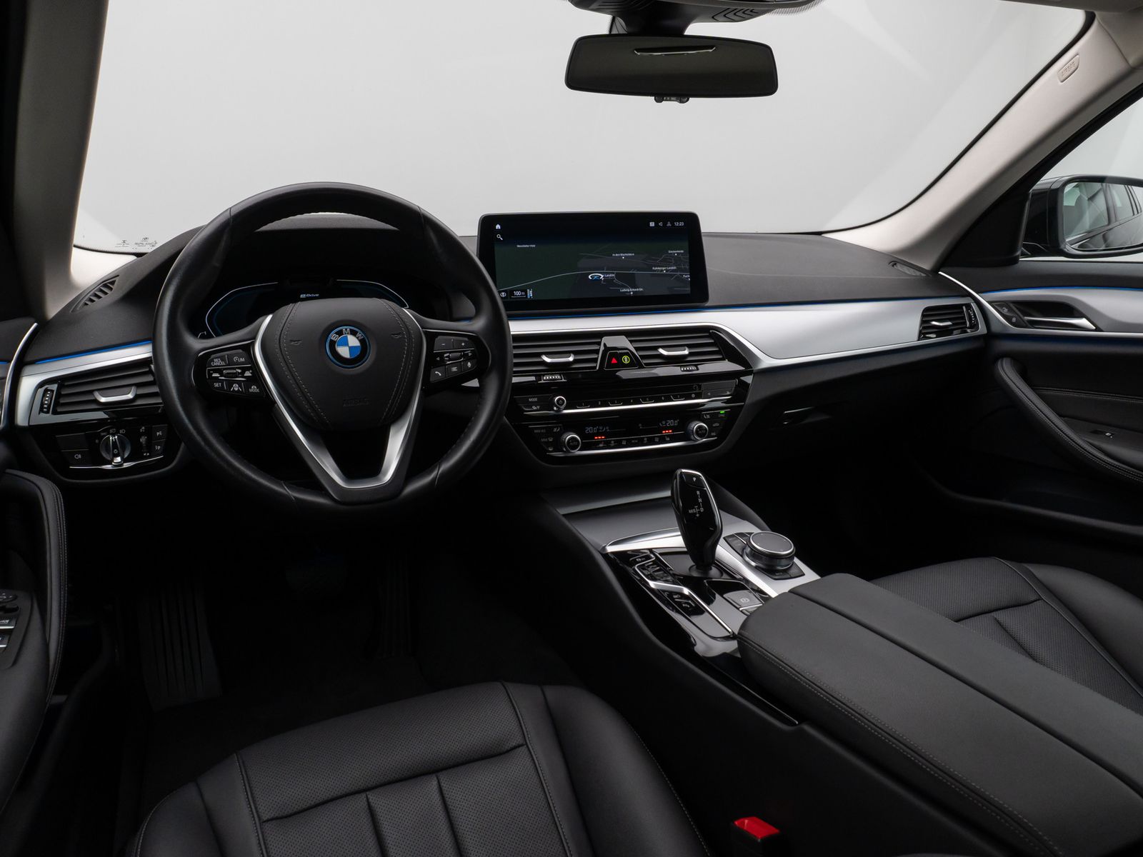 Fahrzeugabbildung BMW 530e Kamera DAB WLAN CockPitPro ACC Alarm LED