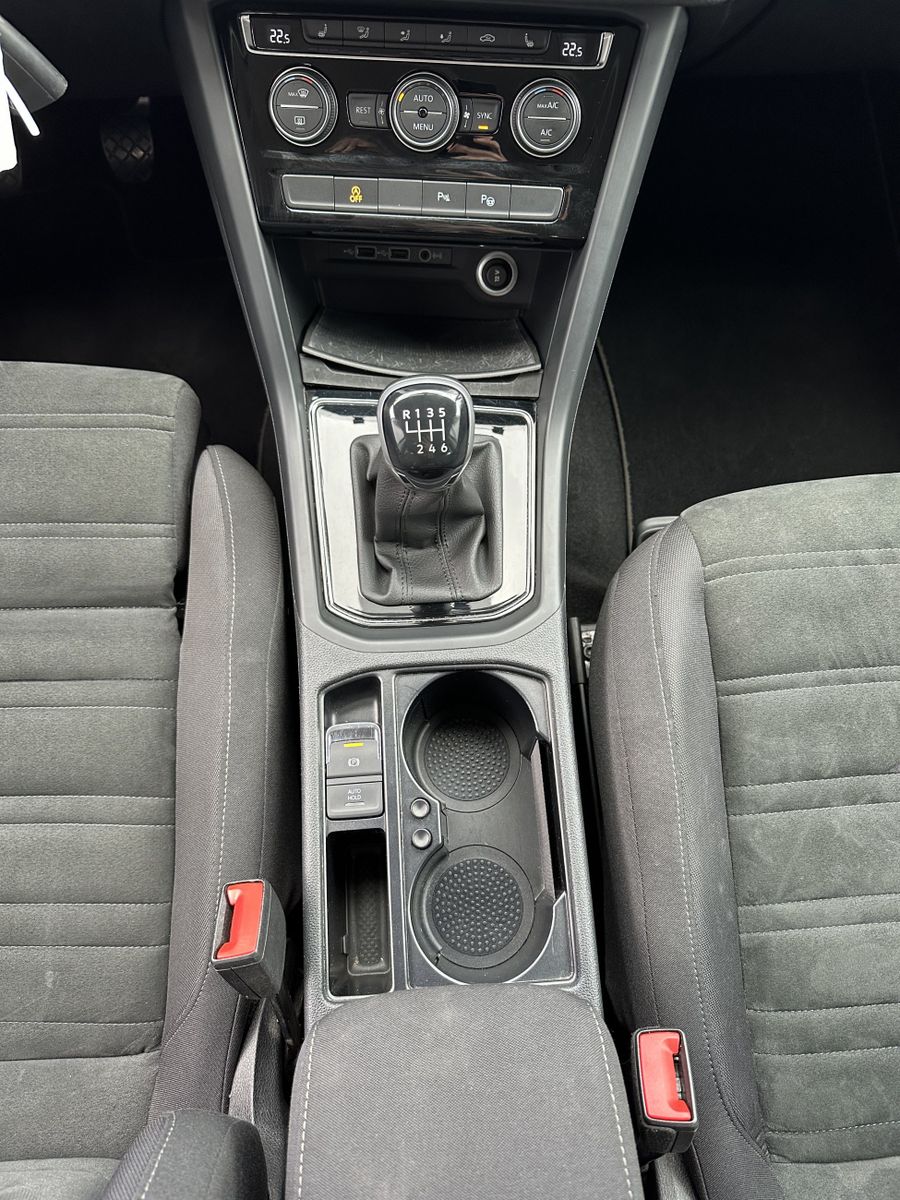Fahrzeugabbildung Volkswagen Touran 1.5 TSI ACT HL 7-Sitzer NAV+LED+AHK+ACC