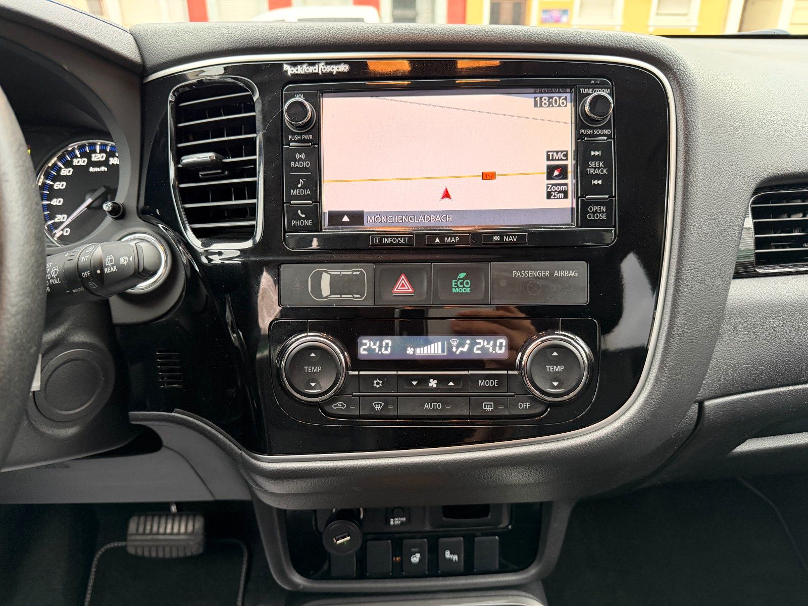 Fahrzeugabbildung Mitsubishi Outlander Top 4WD 7-SITZER AHK LEDER NAVI KAMERA