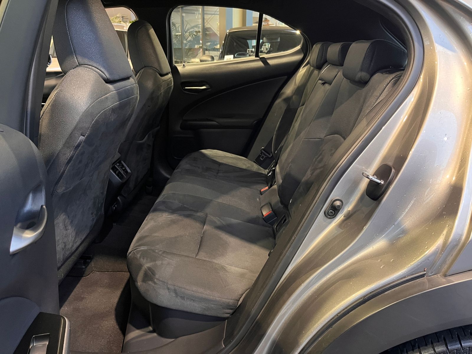 Fahrzeugabbildung Lexus UX 250h Launch Edition LED NAV SHZ PDC RFK 17"