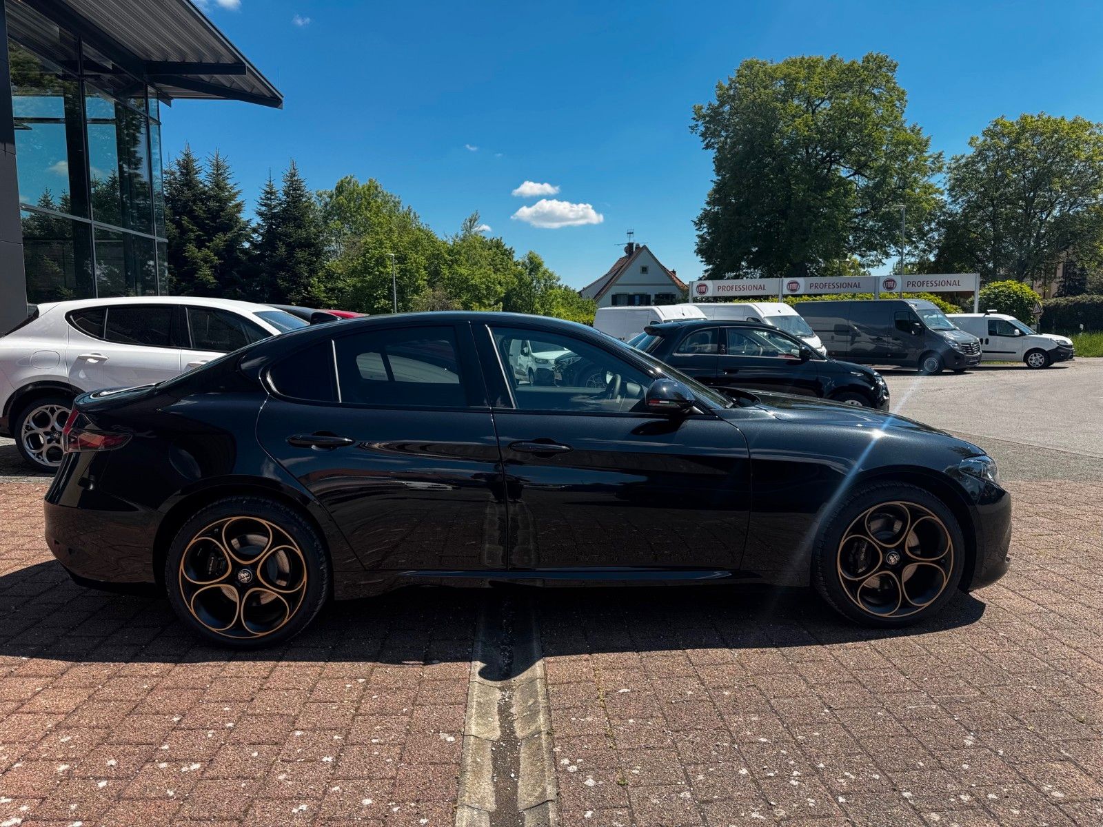 Fahrzeugabbildung Alfa Romeo Giulia INTENSA 2.0 280PS NAVI HARMAN KAM MEMORY
