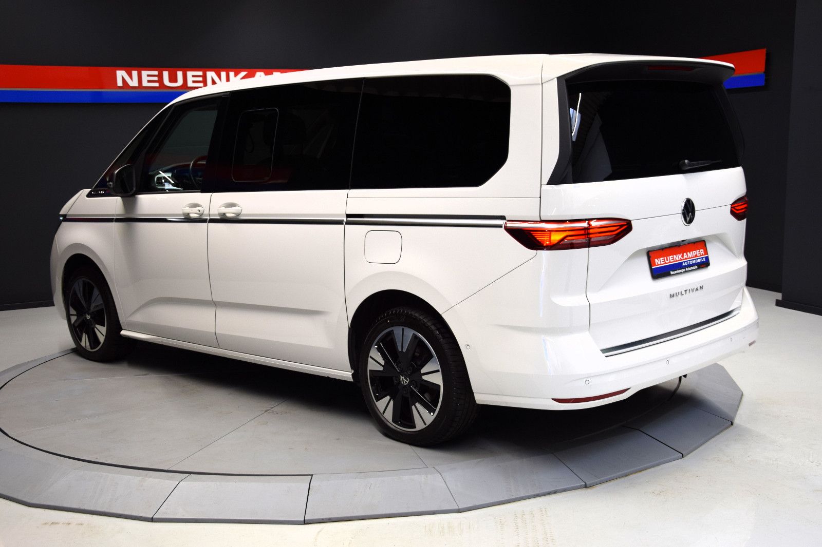 Fahrzeugabbildung Volkswagen T7 Multivan Style lang Pano STHZ HuD AHK NP 81T€