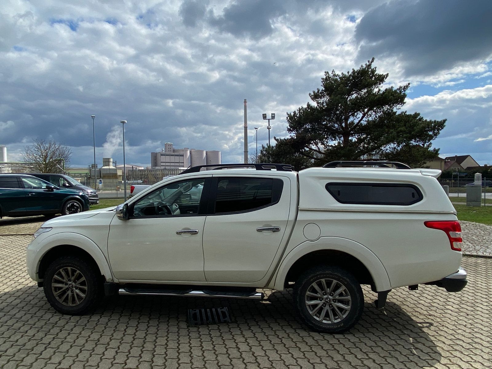 Fahrzeugabbildung Mitsubishi L200 Plus Doppelkabine 4WD