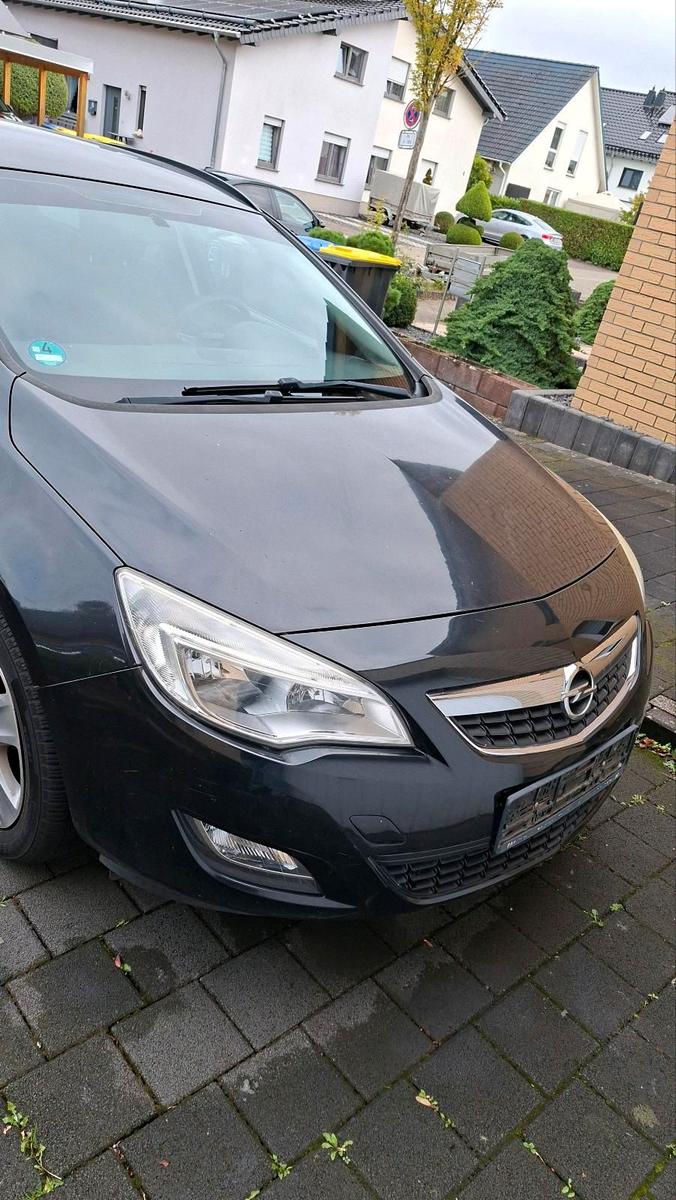 Opel Astra 2011 — interior