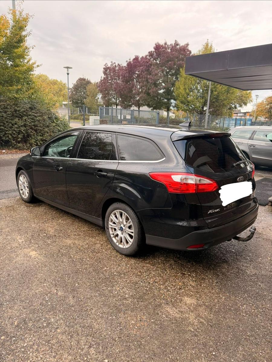Ford Focus 2012 — rear view