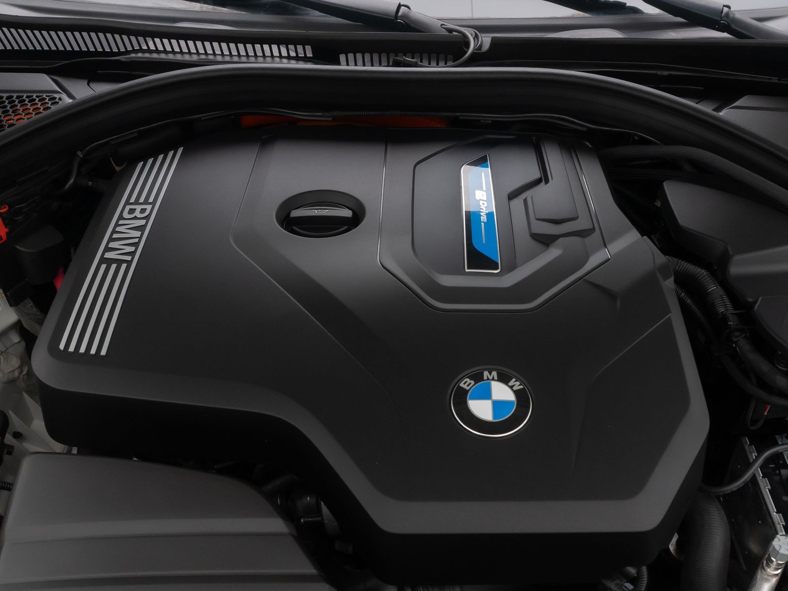 Fahrzeugabbildung BMW 330e xD M Sport 360&deg; Alarm HUD DAB Laser H/K 18"