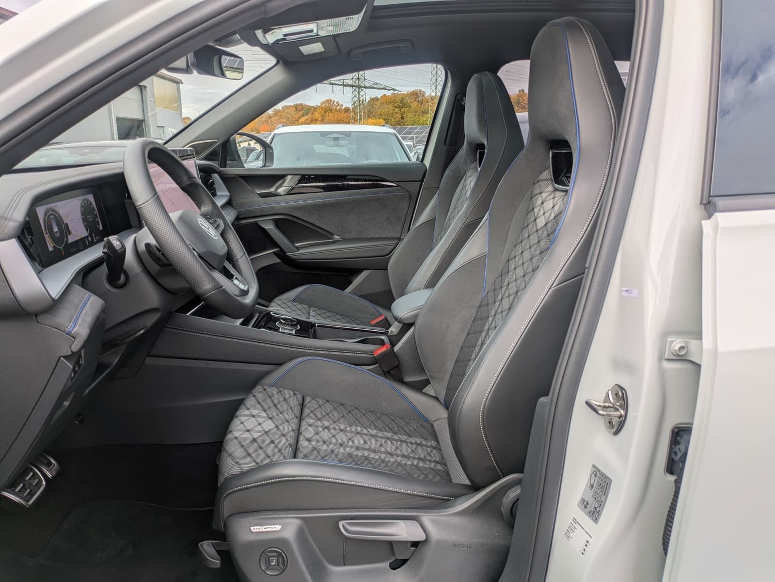 Fahrzeugabbildung Volkswagen Tayron 2.0 TDI 4M R-Line 7Si*MATRIX*AHK*PANO*HUD