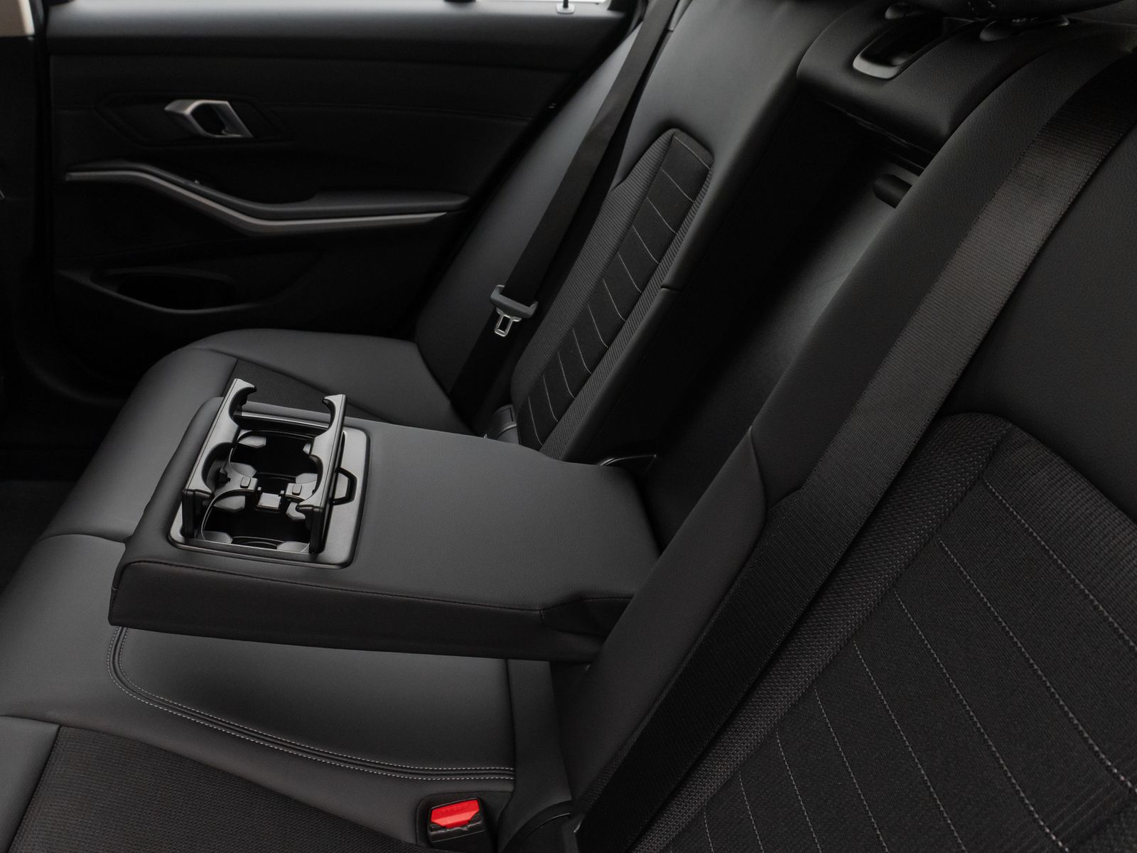 Fahrzeugabbildung BMW 320d DAB CockPitPr PDC AHK Stop&Go Komfort Sport